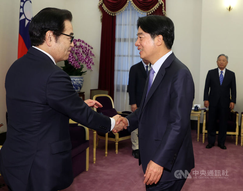 副總統賴清德（前右）19日上午在總統府接見日本參議員北村經夫（前左），雙方握手致意。中央社記者鄭傑文攝  113年2月19日