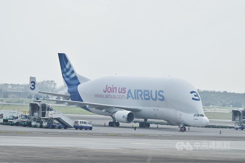 「空巴大白鯨」3號機19日晚間降落桃機並停留過夜,桃園國際機場公司20日表示,大白鯨3號機預計21日上午5時起飛,第二航廈南側觀景台21日將提早至4時30分開放。中央社記者吳睿騏桃園機場攝 113年2月20日