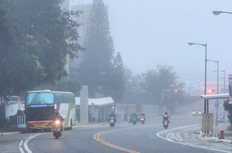 澎湖氣象站表示，澎湖籠罩濃霧，能見度低，從19日晚間7時起，直至20日上午7時後，氣溫回升，濃霧才逐漸散去。中央社  113年2月20日