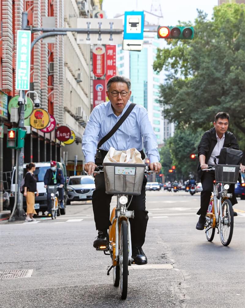 台灣民眾黨主席柯文哲（前）20日一早騎著腳踏車前往立法院，準備參加民眾黨立院黨團會議。中央社記者鄭清元攝 113年2月20日