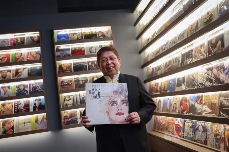 威剛董事長陳立白（圖）在台北內湖總部3樓成立「威剛黑膠音樂博物館」，收藏逾101萬片經典黑膠唱片與上百部留聲機，他19日帶媒體導覽，未來也將開放民眾預約參觀。中央社記者裴禛攝 113年2月19日