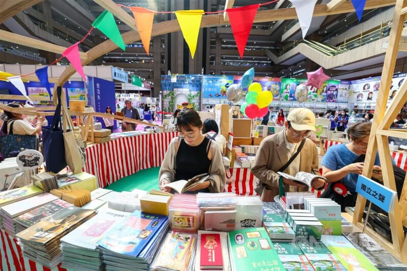 「讀字樂園」中有著如雲霄飛車般的書架，吸引民眾駐足投入書香世界。中央社記者王騰毅攝 113年2月20日