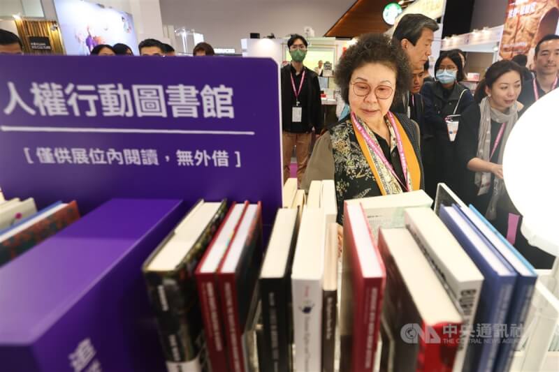 國家人權委員會今年首次參與台北國際書展，策劃「開放頁面：人權無障礙讀書節」，人權會主委陳菊（前）參觀人權會展區。中央社記者王騰毅攝　113年2月20日