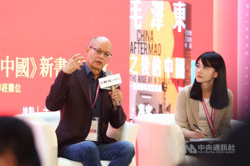 台北國際書展20日開幕，展區主題廣場舉行「毛澤東之後的中國」新書發表會，作者馮客（Frank Dikötter）（左）分享對中國的觀察。中央社記者王騰毅攝 113年2月20日