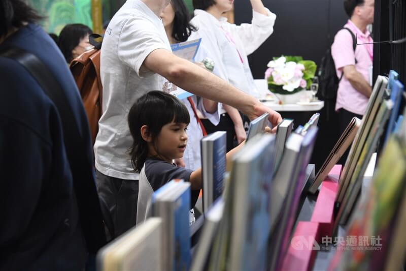 有外國民眾帶著小朋友一起參與台北國際書展，享受閱讀的樂趣。中央社記者翁睿坤攝 113年2月20日