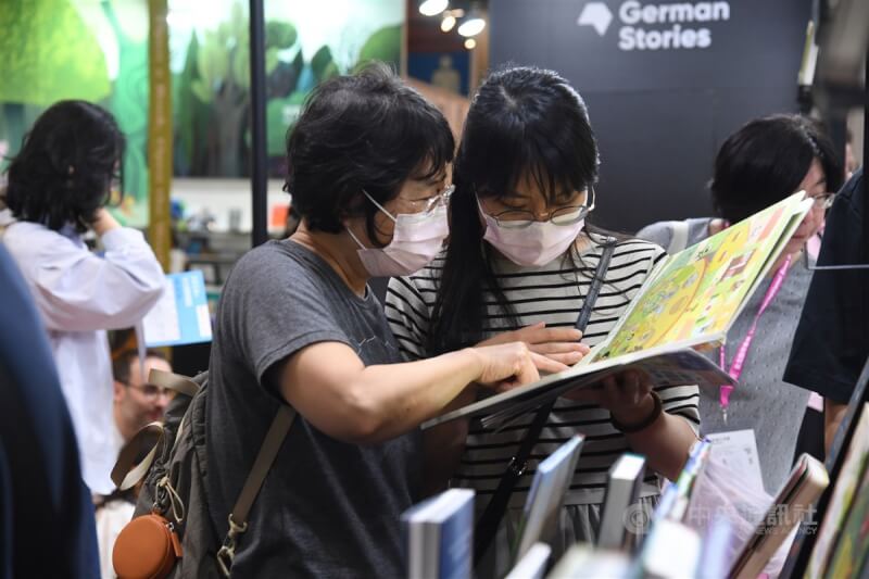 今年台北國際書展眾多出版社及各類書籍齊聚，吸引許多民眾進場逛展，挑選、購買喜歡的書籍。中央社記者翁睿坤攝 113年2月20日