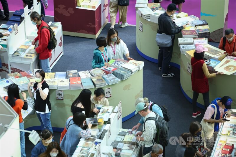 今年台北國際書展主題為「閱讀造浪」，透過主題館探索、活動體驗，不同航道出發。中央社記者王騰毅攝 113年2月20日