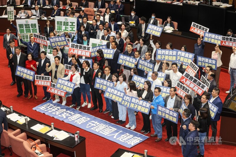 立法院第11屆第1會期20日開議，國民黨立委在議場內拿出「我們要食安 孩子要健康」、「國會要改革 人民要真相」等看板，民進黨立委則高舉「要監督 要開會」、「照起工 來上工」等字卡反擊，雙方人馬在會中僵持不下。中央社記者鄭清元攝 113年2月20日