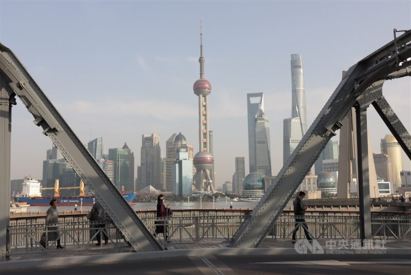 中國兩會將於3月舉行，全年經濟成長率目標是外界關注焦點。圖為上海民眾走過外白渡橋。（中央社檔案照片）