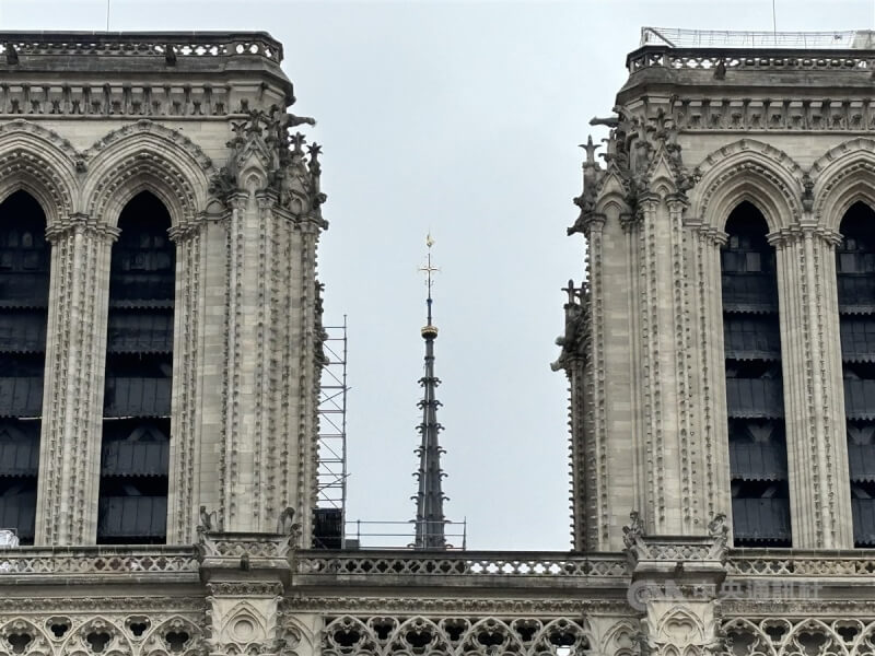 歷經全球競圖與辯論，法國決定重建19世紀尖塔建築師維奧萊-勒-杜克（Eugene Viollet-le-Duc）的設計，且採同樣建築手法。雖原本的金雞於火災中倖免，但太過脆弱無法使用，由新的金雞代替，安置在構成尖塔象徵性元素的荊棘冠與十字架之上。中央社記者曾婷瑄巴黎攝 113年2月20日