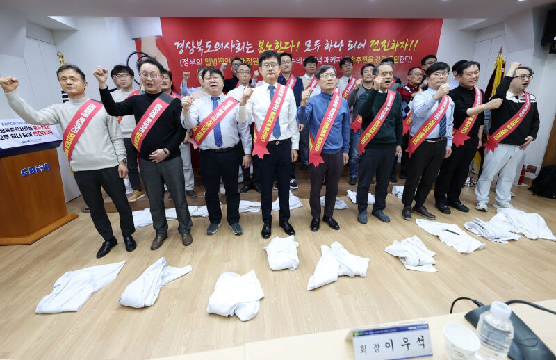 韓國醫師團體15日抗議韓國醫學院擴大招生政策，並當場脫下醫師袍表示不滿。（韓聯社）