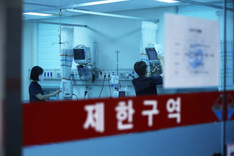 韓國超過6400名實習與住院醫生為抗議醫學院招生增額，集體請辭、罷工。圖為南韓浦項一間醫院急診室外觀。（韓聯社）
