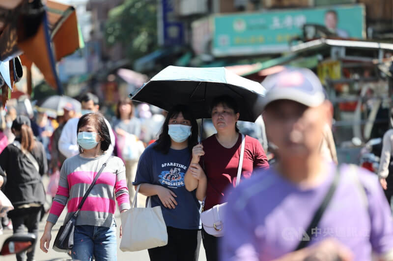 圖為台北市東湖街頭民眾撐傘遮陽。（中央社檔案照片）
