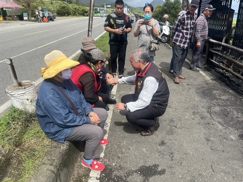 花蓮縣豐濱鄉北回歸線碑對面的原民美食攤21日凌晨遇祝融,攤商上午到場眼見生財器具都被燒毀難掩情緒,豐濱鄉長邱福順(前右蹲者)到場慰問,表示將研議給予急難救助。(豐濱鄉公所提供)中央社記者李先鳳傳真 113年2月21日