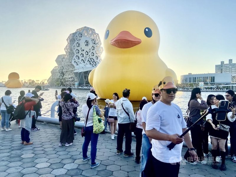 黃色小鴨在高雄愛河灣展出,但高雄21日颳強風,瞬間風力達6級以上,其中1隻小鴨被吹到變形凹陷,經工作人員搶修後已復原。中央社記者董俊志攝 113年2月21日