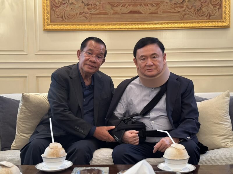 柬埔寨前總理洪森（左）21日抵達泰國拜訪戴克辛（右）。（圖取自facebook.com/hunsencambodia）