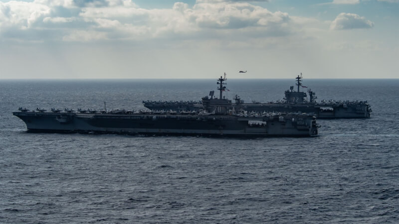 圖為美國航空母艦戰鬥群卡爾文森號（前）和林肯號（後）1月23日在南海進行雙航母行動。（圖取自twitter.com/CVN70）