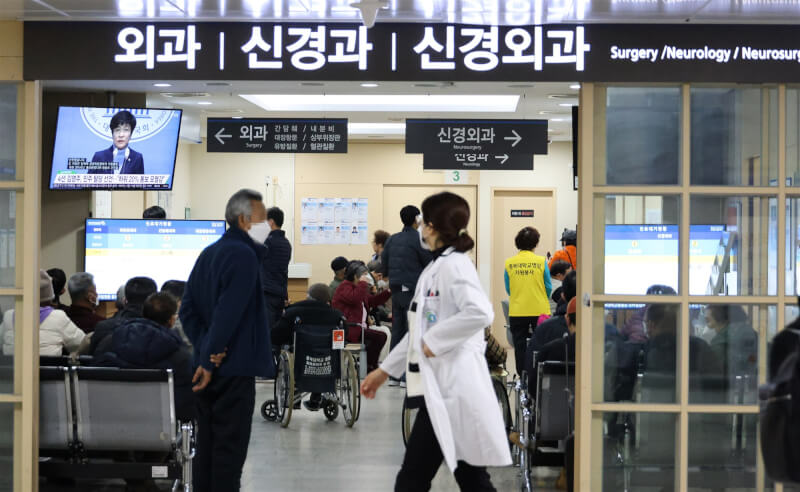 韓國醫院本週陷入混亂，數千名實習與住院醫師為抗議醫學院招生增額，集體請辭。圖為清洲忠北大學醫院內部。（韓聯社）