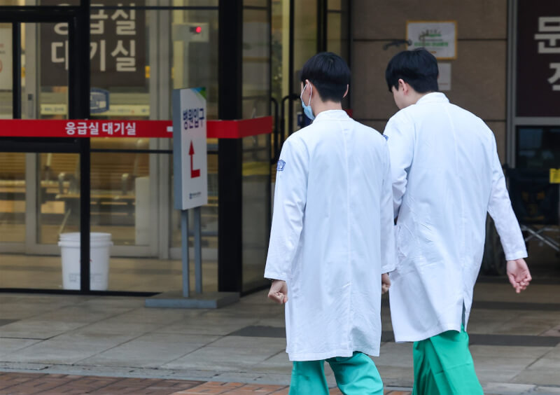 圖為首爾一家醫院的醫護人員。（韓聯社）