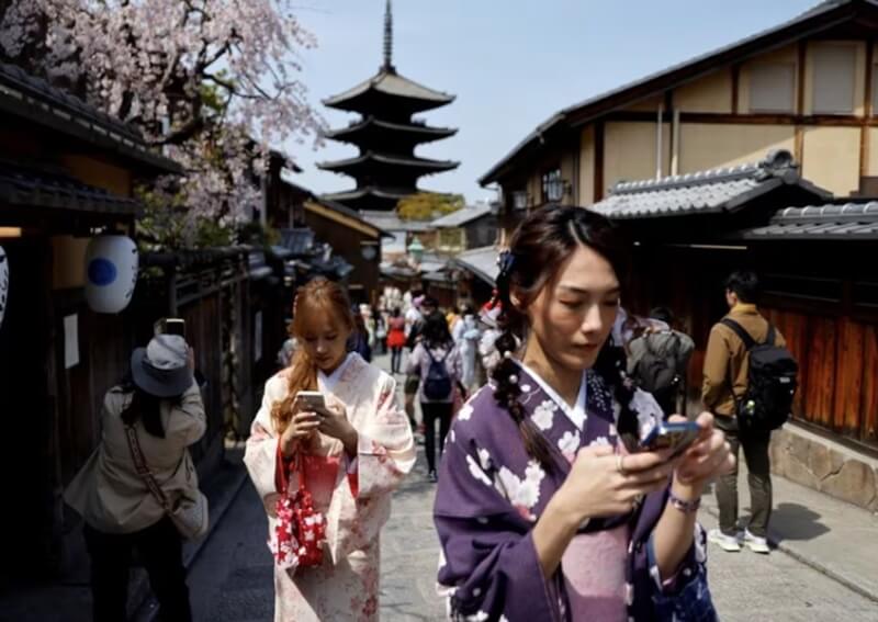 去年3月日本京都清水寺人潮。（路透社）