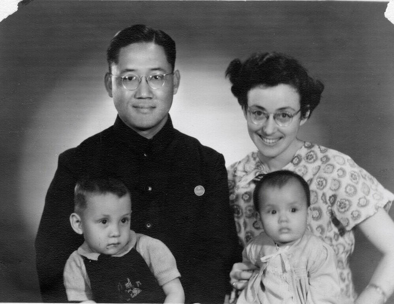 荷蘭女子色爾瑪與中國籍丈夫曹日昌1950年從英國返回中國,滿心期待對國家做出貢獻,卻在文革中殞命。圖為曹日昌與色爾瑪以及他們的兒女曹增義、曹何麗。(曹增義提供)中央社記者蕭伃君傳真 113年2月21日
