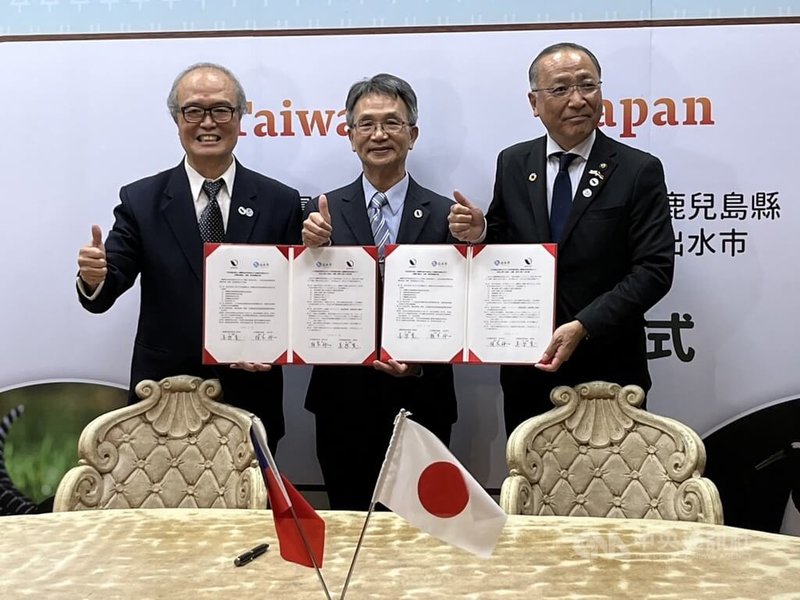 日本鹿兒島出水市跟台灣雲嘉南都是候鳥度冬重鎮，在交通部觀光署見證下，出水市與台灣野鳥保育協會22日簽署合作備忘錄，將攜手深化觀鳥、保育交流。中央社記者楊淑閔攝  113年2月22日