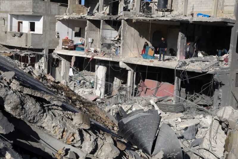以色列2月22日對加薩走廊南部發動空襲，拉法一棟建築遭摧毀。（路透社）