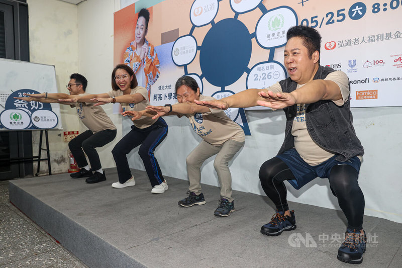 弘道老人福利基金會22日舉行記者會,宣傳「2024爺奶Color Walk 肌不可失逐夢踏實」台北場健走活動,擔任活動健走大使的藝人卜學亮(右)到場,與現場來賓互動、運動健身。中央社記者鄭清元攝 113年2月22日