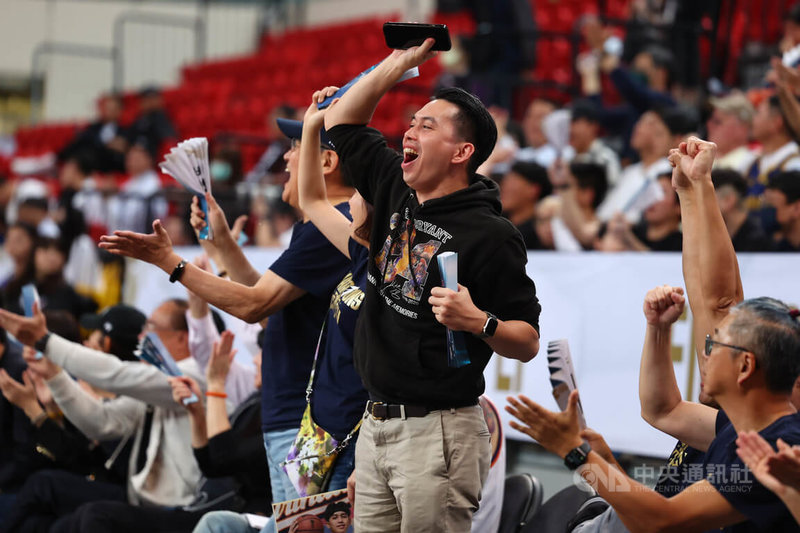 亞洲盃男籃資格賽22日晚間在台北和平籃球館上演台灣與紐西蘭之戰,場邊大批地主球迷賣力為台灣球員們加油打氣。中央社記者王騰毅攝 113年2月22日