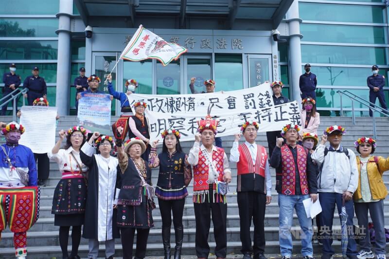 台東南王部落民國109年在卑南文化公園辦聯合年祭時使用空拍機拍攝，遭民航局開罰新台幣30萬元，部落族人向法院申訴盼撤銷裁罰，全案22日在台北高等行政法院開庭，多名部落族人北上在北高行大門前陳情，民進黨立委陳瑩（前右6）、國民黨立委鄭天財（前右4）也到場聲援。中央社記者徐肇昌攝 113年2月22日