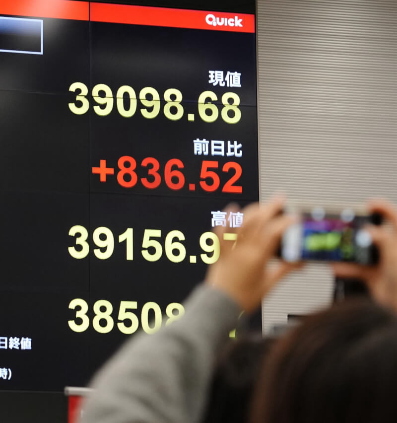 日本股市日經指數22日收在39098.68點，創下新高。（共同社）