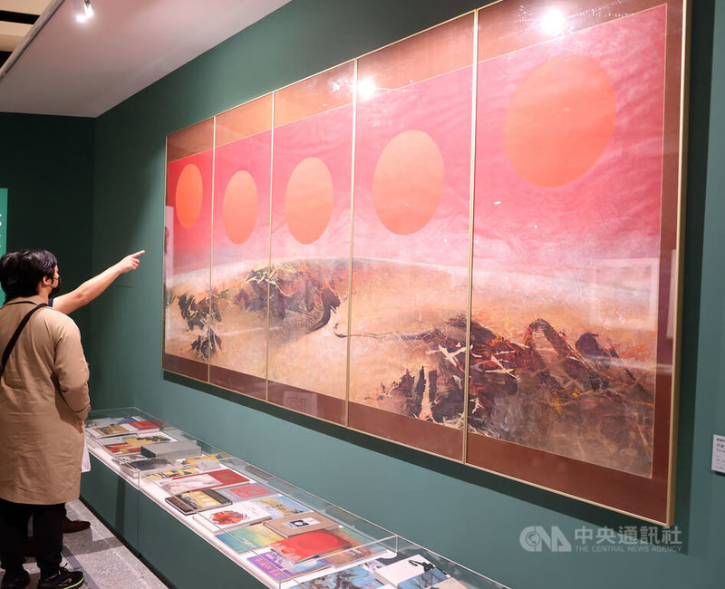 國立歷史博物館即日起推出「五月與東方－台灣現代藝術運動的萌發」特展，透過東方畫會與五月畫會成員作品呈現豐富多元的藝術風景，展品包含五月畫會成員劉國松以彩墨創作作品「子夜太陽Ⅲ」。中央社記者郭日曉攝  113年2月22日