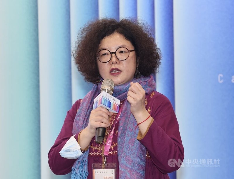 2024台北國際書展「港台老歌如何印刻我們的生命」座談會23日下午登場,講座主持人、香港作家鄧小樺致詞。中央社記者張皓安攝 113年2月23日