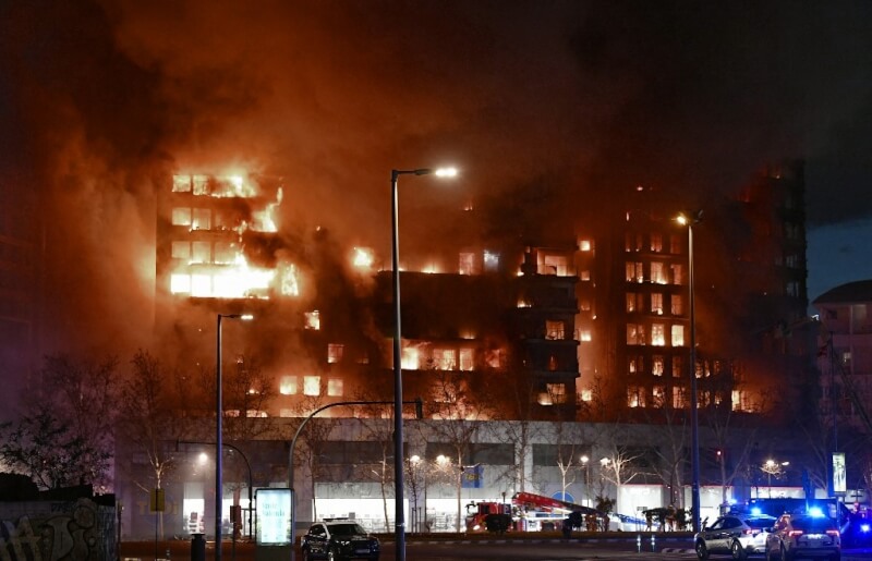 西班牙瓦倫西亞一棟多層公寓大樓22日發生大火。（法新社）