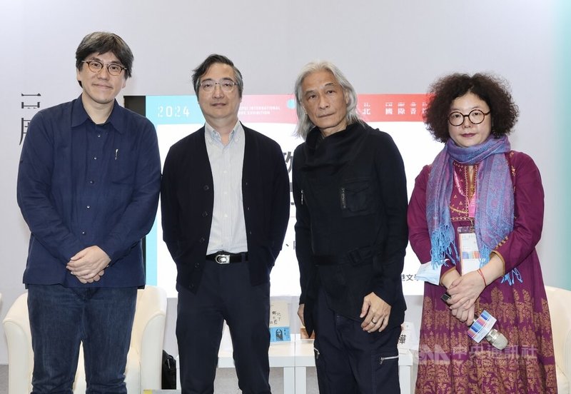 2024台北國際書展23日舉行「港台老歌如何印刻我們的生命」座談會,台灣樂評人馬世芳(左起)、香港文學研究者陳智德、香港填詞人潘源良、香港作家鄧小樺出席。中央社記者張皓安攝 113年2月23日