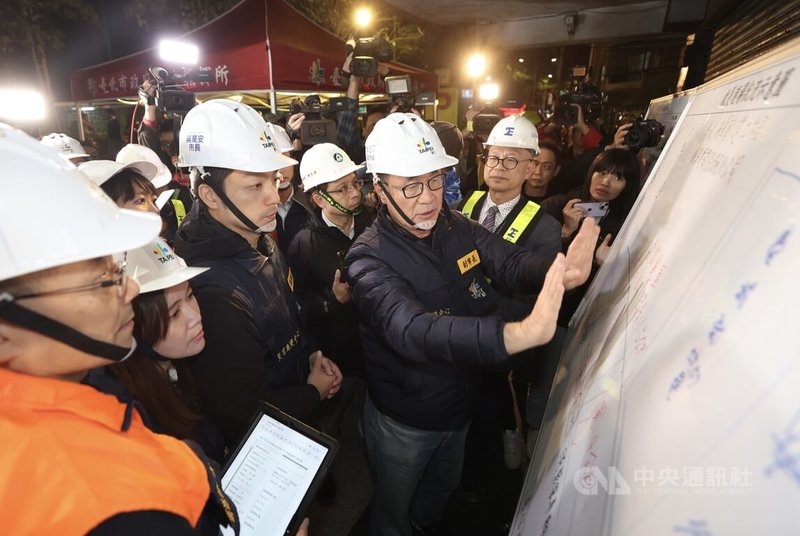 台北市松山區慶城街附近一處建案工地23日晚間發生塌陷，警消獲報封鎖現場、相關單位人員進駐應變，台北市長蔣萬安（前右2）與副市長李四川（前右）也趕到現場了解狀況。中央社記者張新偉攝　113年2月23日