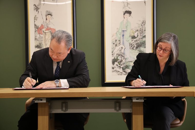 駐美代表俞大㵢（左）與美國在台協會執行理事藍鶯（右）簽署「台美國際發展合作備忘錄」。（駐美代表處提供）中央社記者江今葉華盛頓傳真  113年2月23日