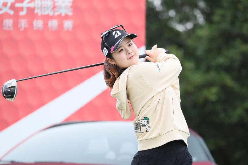 日本女子職業高爾夫好手川﨑春花（圖）23日在TLPGA鴻海台灣女子職業高爾夫錦標賽第2回合出賽，繳出全場最低的69桿，讓她以兩回合總計1桿之差並列第2。（TLPGA提供）中央社記者黎建忠傳真  113年2月23日