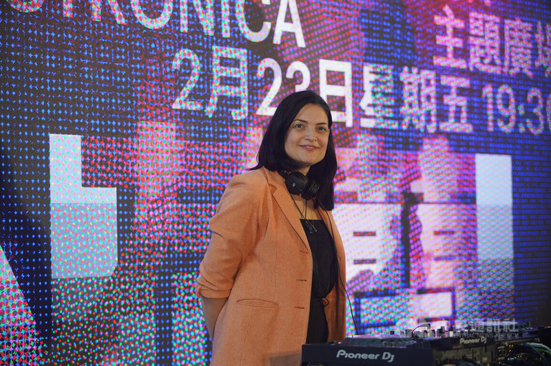 荷蘭電音女神DJ莫妮卡（Monica Electronica）23日應邀在2024台北國際書展「荷蘭電音之夜」獻技，當混音中文歌曲「橄欖樹」時更是引起台下熱烈共鳴。中央社記者徐肇昌攝  113年2月23日