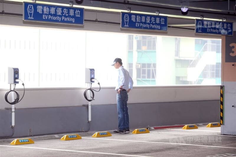 台北市針對燃油車占用電動汽車充電專用格位，3月1日起開罰。圖為北市松山區八德立體停車場電動車優先車位。（中央社檔案照片）