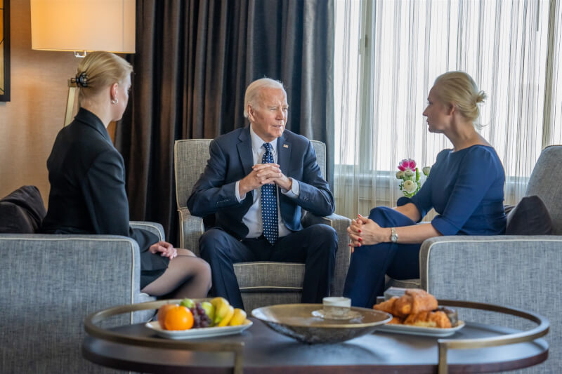美國總統拜登（中）22日在加州會見俄羅斯反對派領袖納瓦尼的遺孀（右）和女兒（左）。（圖取自twitter.com/POTUS）