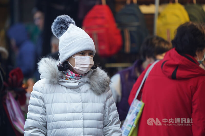 圖為台北市民眾穿戴禦寒衣物在中山區逛街。（中央社檔案照片）