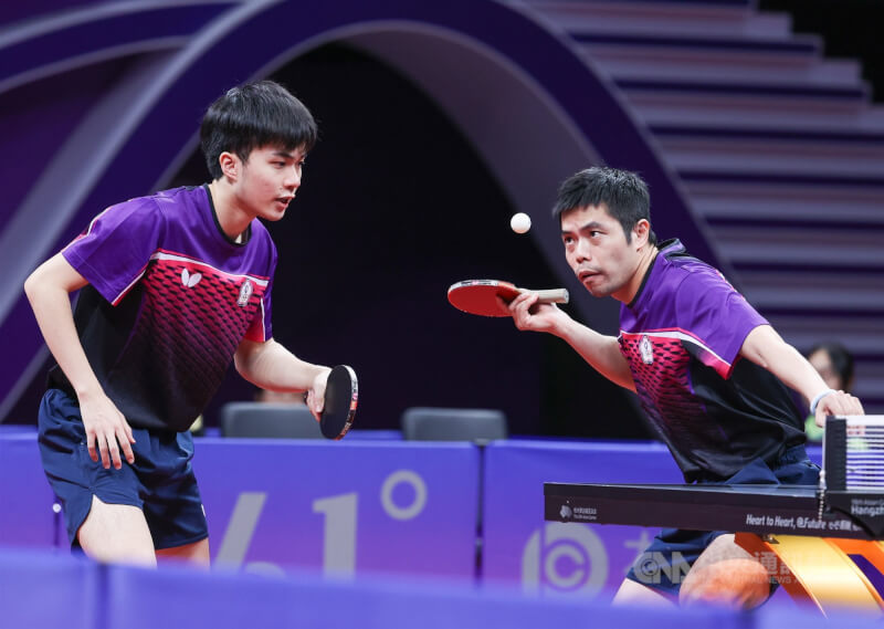 台灣桌球男團23日在世團賽靠莊智淵（右）、林昀儒（左）與高承睿以3比0擊敗勁敵德國，闖進4強。（中央社檔案照片）
