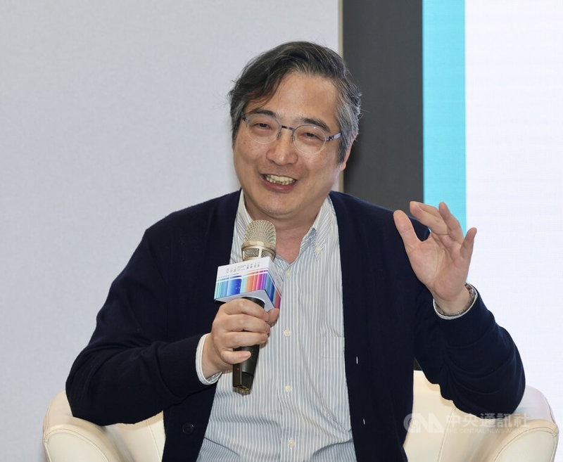 2024台北國際書展23日在藍沙龍舉行「港台老歌如何印刻我們的生命」座談會,香港文學研究者陳智德(圖)等人受邀出席,以「老歌」為本,分析歌曲與時代背景的互動。中央社記者張皓安攝 113年2月23日