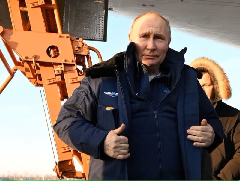 圖為22日俄羅斯總統蒲亭飛行結束後脫下飛行服。（Sputnik/Dmitry Azarov/Pool via 路透社）