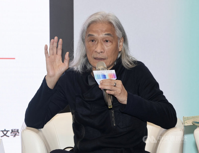 2024台北國際書展23日下午舉行「港台老歌如何印刻我們的生命」座談會,有「浪子詞人」美譽的香港填詞人潘源良表示,他從台灣老歌「今天不回家」學了一手。中央社記者張皓安攝 113年2月23日