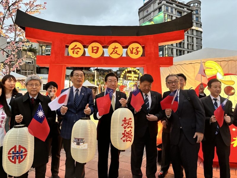 日本秋田縣大仙市長老松博行(前左3)率團訪問新北市板橋區公所,並參觀板橋元宵燈會,與板橋區長陳奇正(前左2)等人合影留念。(板橋區公所提供)中央社記者黃旭昇新北市傳真 113年2月24日