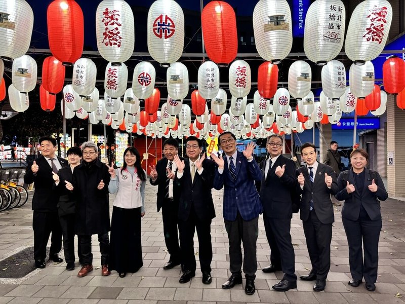 日本秋田縣大仙市長老松博行(前右5)率團訪問新北市板橋區公所,區長陳奇正(前右4)親自接待,眾人並走訪板橋元宵燈會,開心合影留念。(板橋區公所提供)中央社記者黃旭昇新北市傳真 113年2月24日