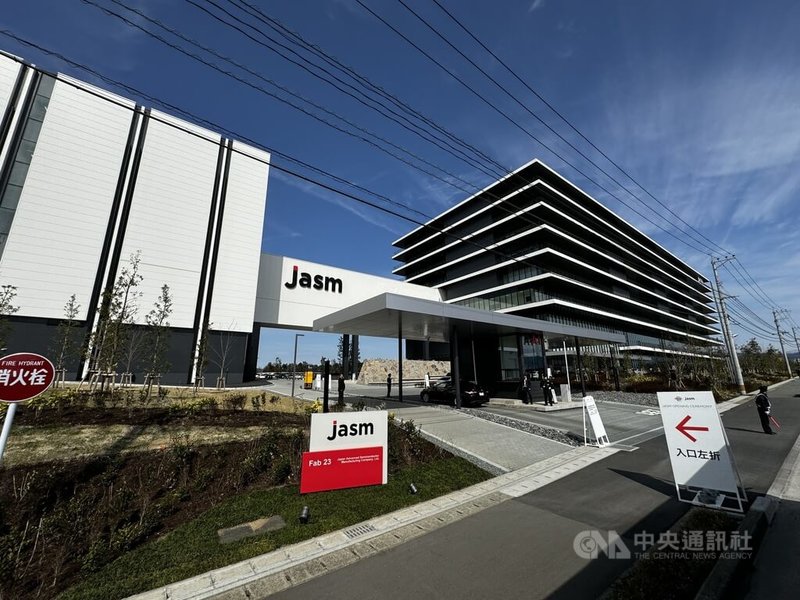 台積電熊本廠24日下午舉行開幕典禮,備受全球關注。位於熊本縣菊陽町的台積電熊本一廠是由台積電、索尼集團及電裝公司出資的台積電的子公司「日本先進半導體製造公司」(JASM)經營。圖為熊本廠外觀。中央社記者楊明珠熊本攝 113年2月24日