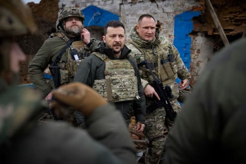 圖為2月4日烏克蘭總統澤倫斯基（中）視察扎波羅熱前線。（路透社）